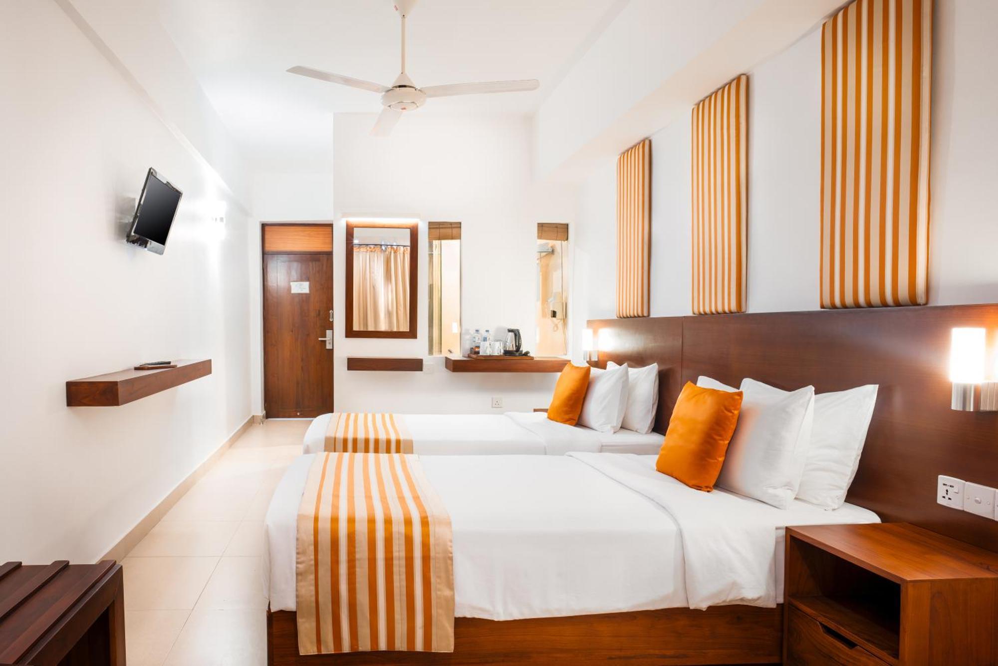 Camelot Beach Hotel Negombo Exterior photo