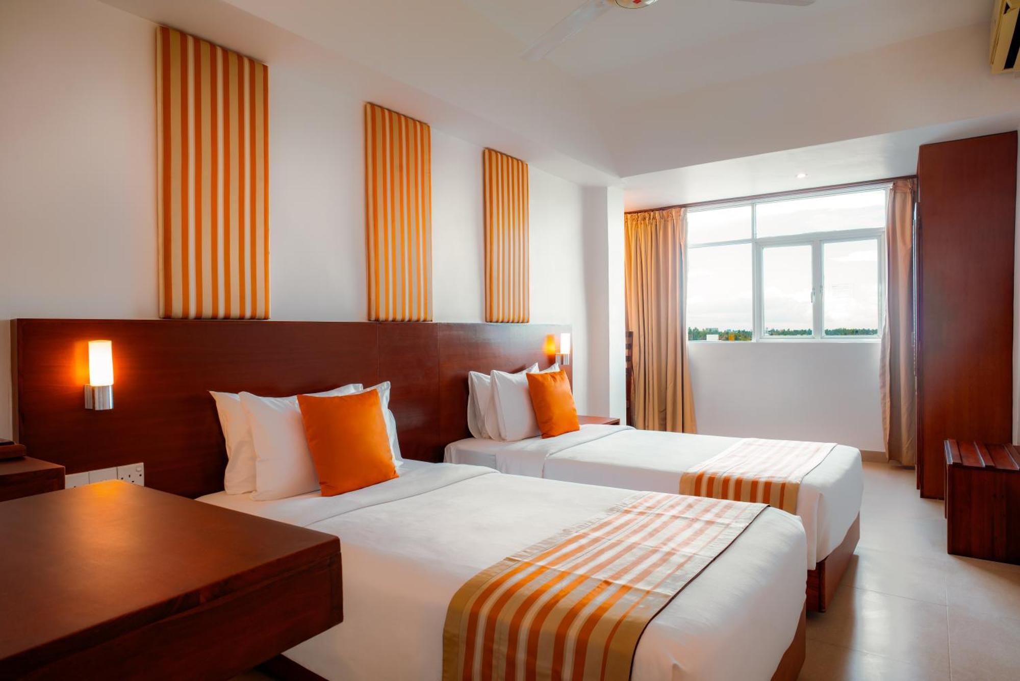 Camelot Beach Hotel Negombo Exterior photo